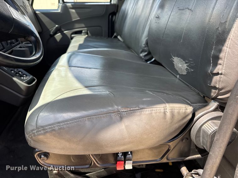 image for item DW6535 2010 International 4300 truck cab and chassis