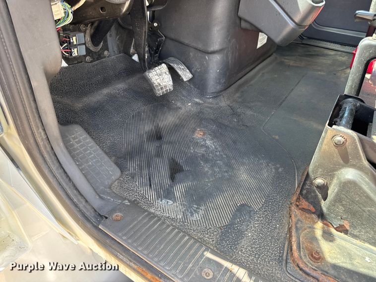 image for item DW6535 2010 International 4300 truck cab and chassis