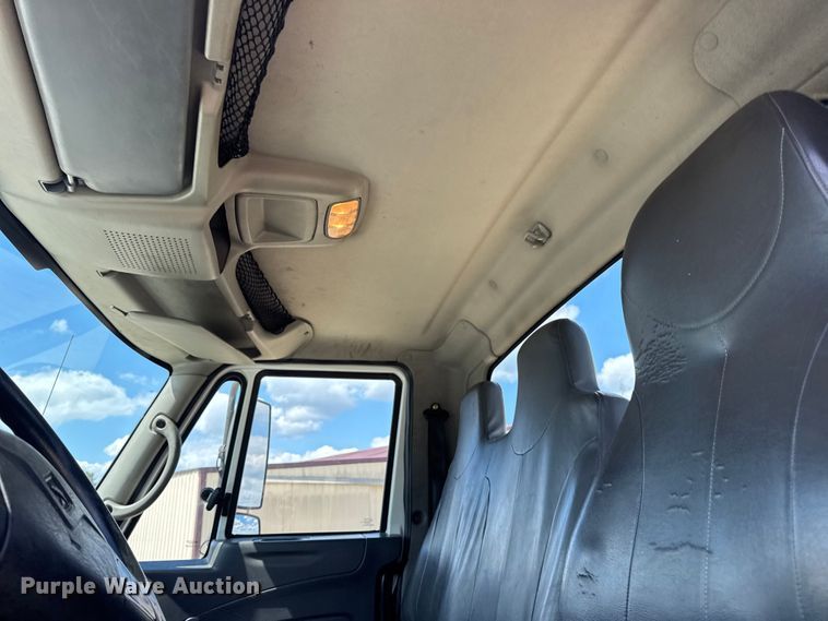 image for item DW6535 2010 International 4300 truck cab and chassis