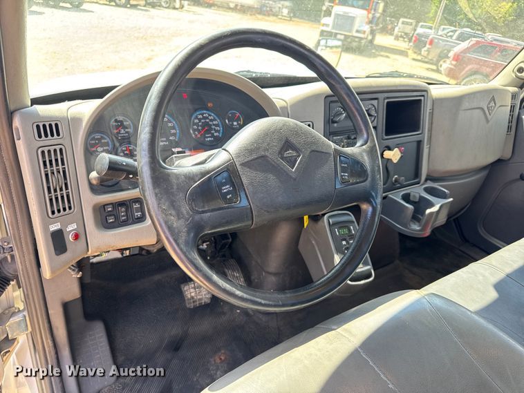 image for item DW6535 2010 International 4300 truck cab and chassis