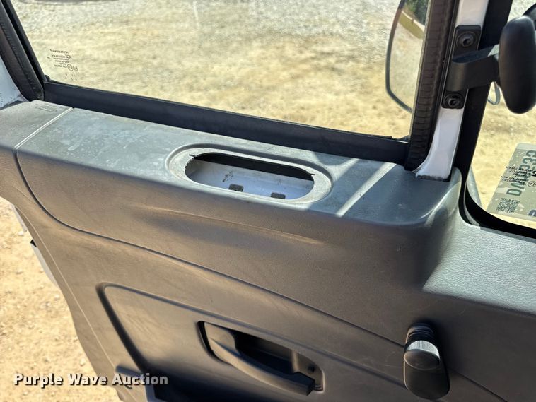 image for item DW6535 2010 International 4300 truck cab and chassis