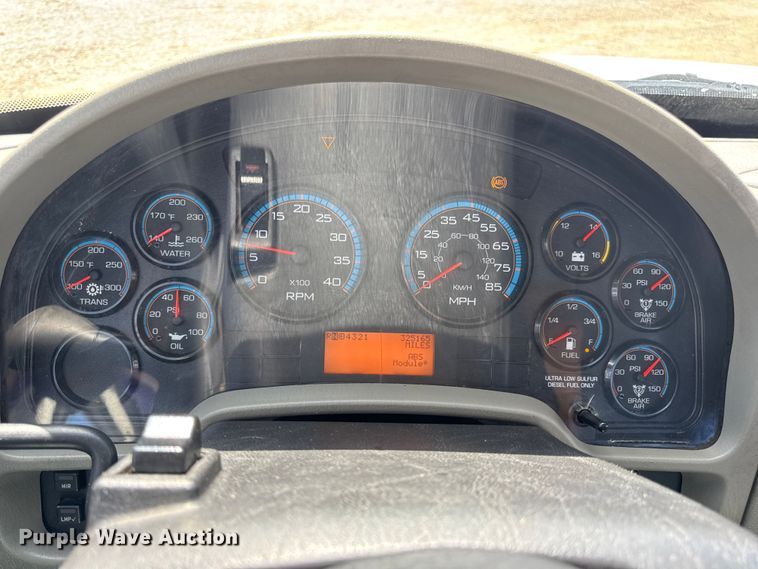 image for item DW6535 2010 International 4300 truck cab and chassis