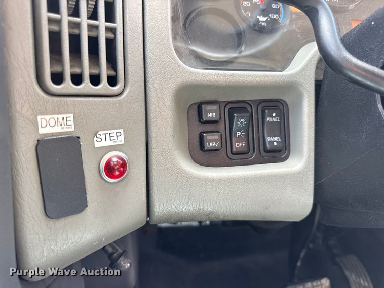 image for item DW6535 2010 International 4300 truck cab and chassis