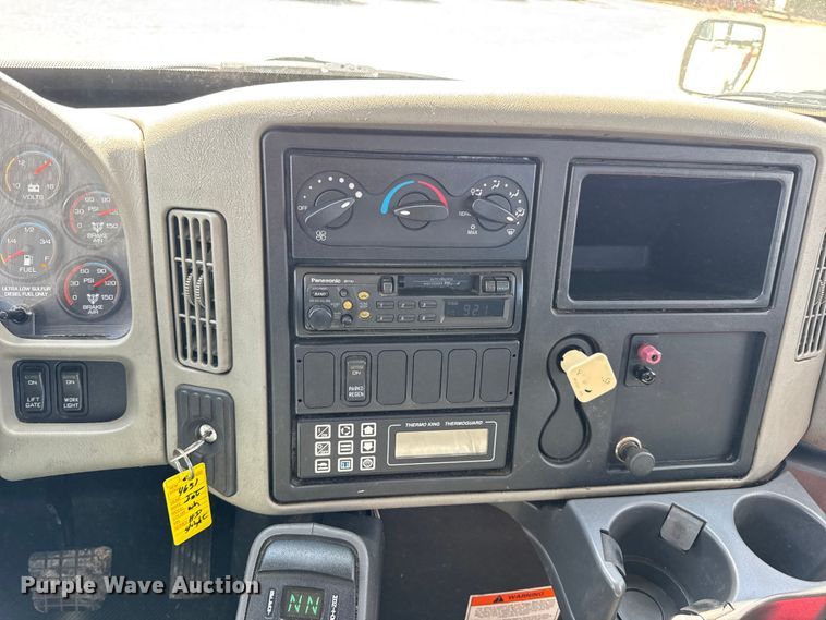 image for item DW6535 2010 International 4300 truck cab and chassis