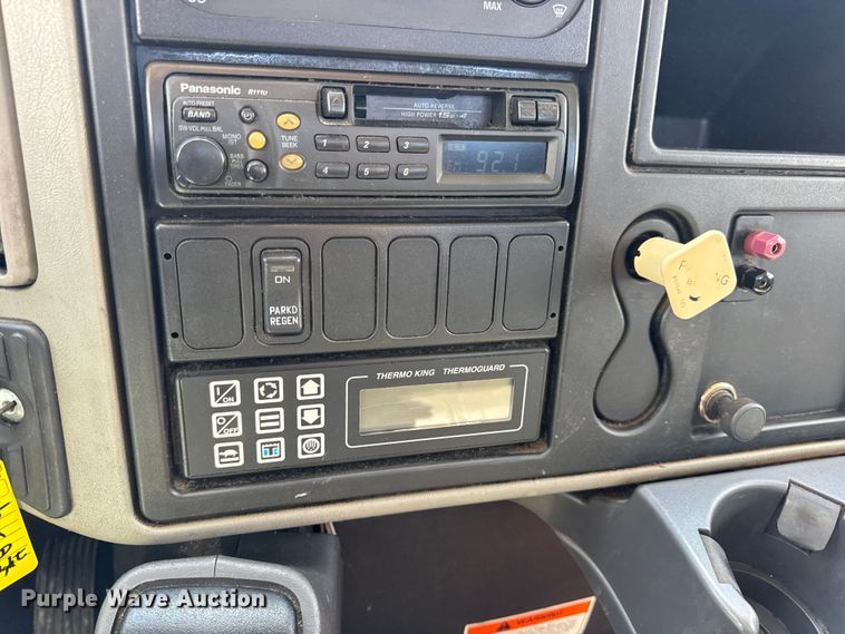 image for item DW6535 2010 International 4300 truck cab and chassis