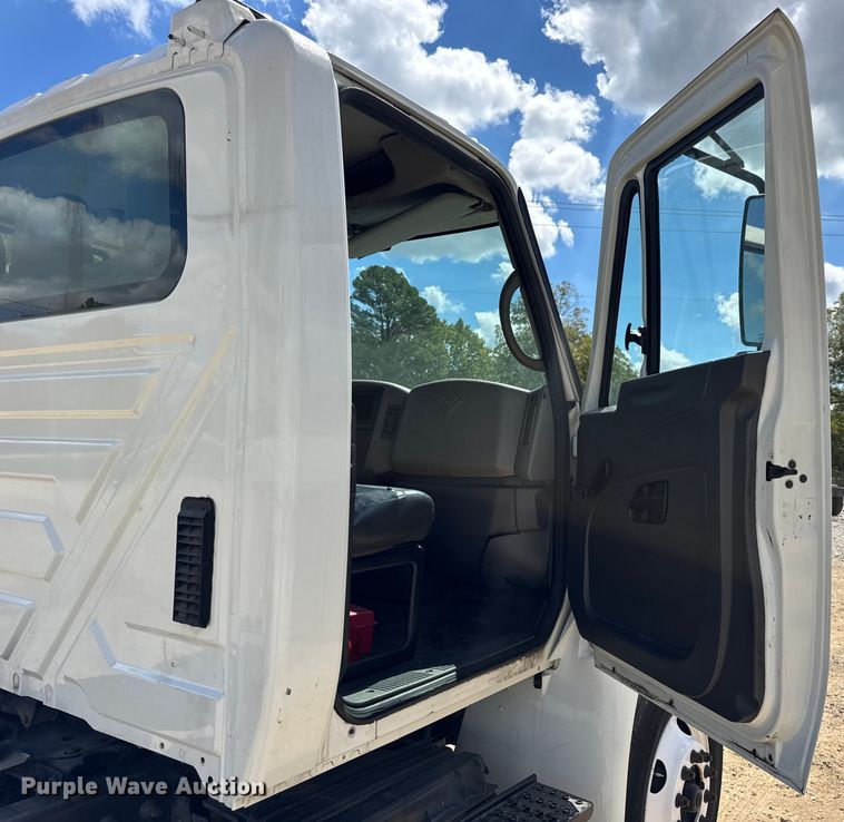 image for item DW6535 2010 International 4300 truck cab and chassis