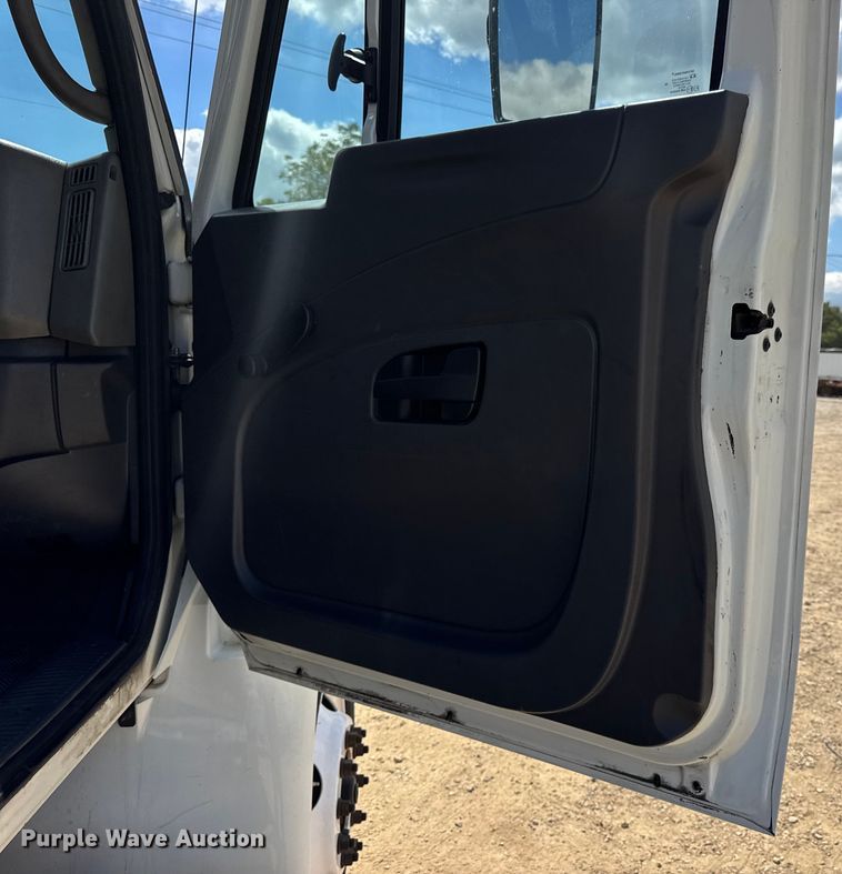 image for item DW6535 2010 International 4300 truck cab and chassis