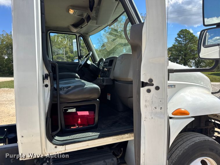 image for item DW6535 2010 International 4300 truck cab and chassis