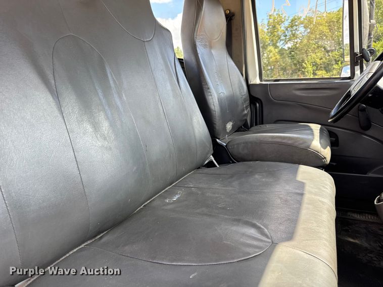 image for item DW6535 2010 International 4300 truck cab and chassis