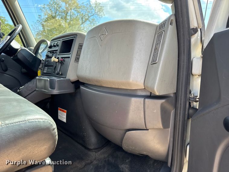 image for item DW6535 2010 International 4300 truck cab and chassis