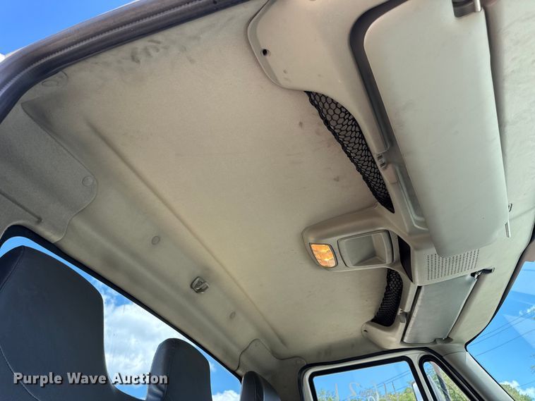 image for item DW6535 2010 International 4300 truck cab and chassis