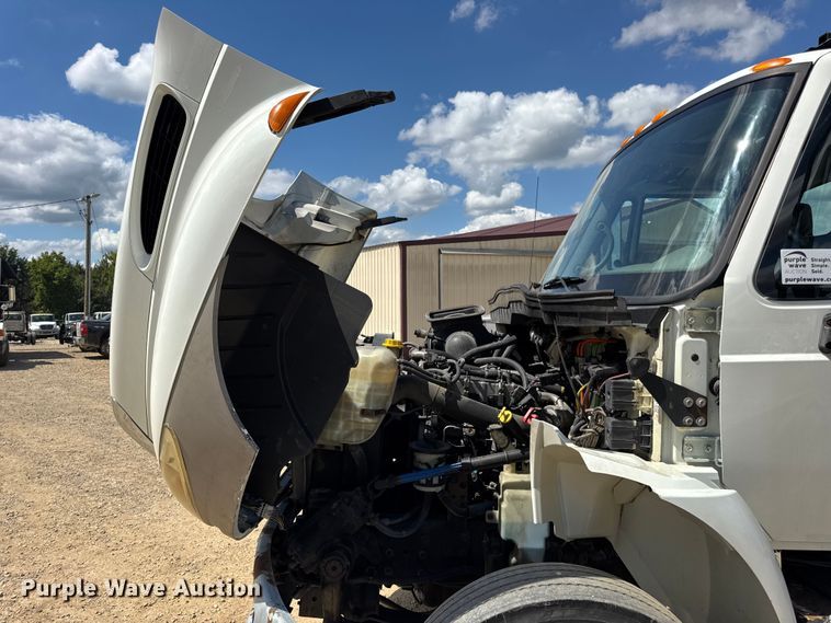 image for item DW6535 2010 International 4300 truck cab and chassis