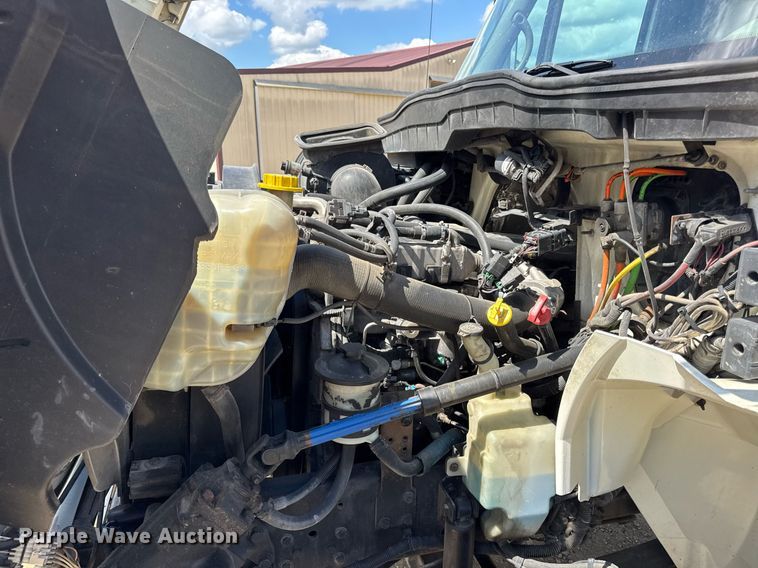 image for item DW6535 2010 International 4300 truck cab and chassis