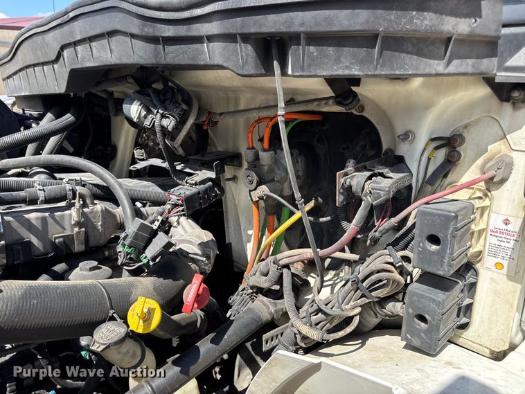 image for item DW6535 2010 International 4300 truck cab and chassis