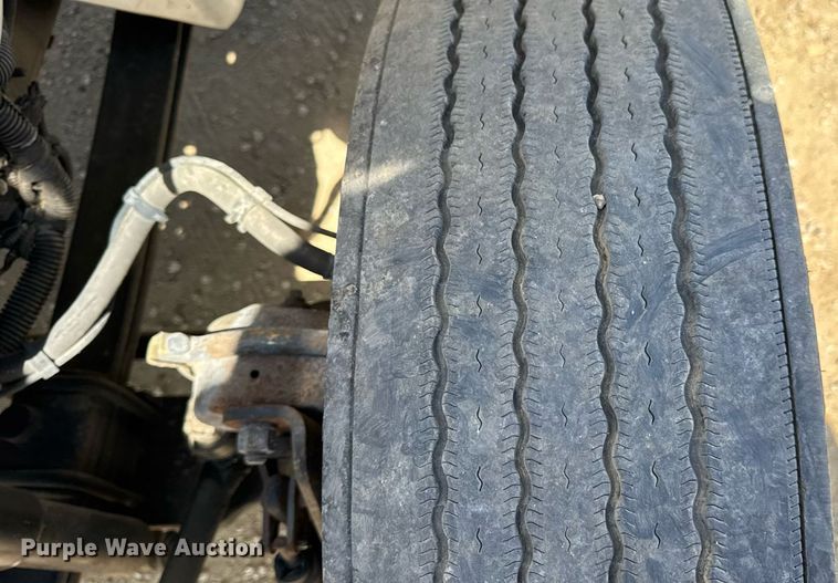 image for item DW6535 2010 International 4300 truck cab and chassis