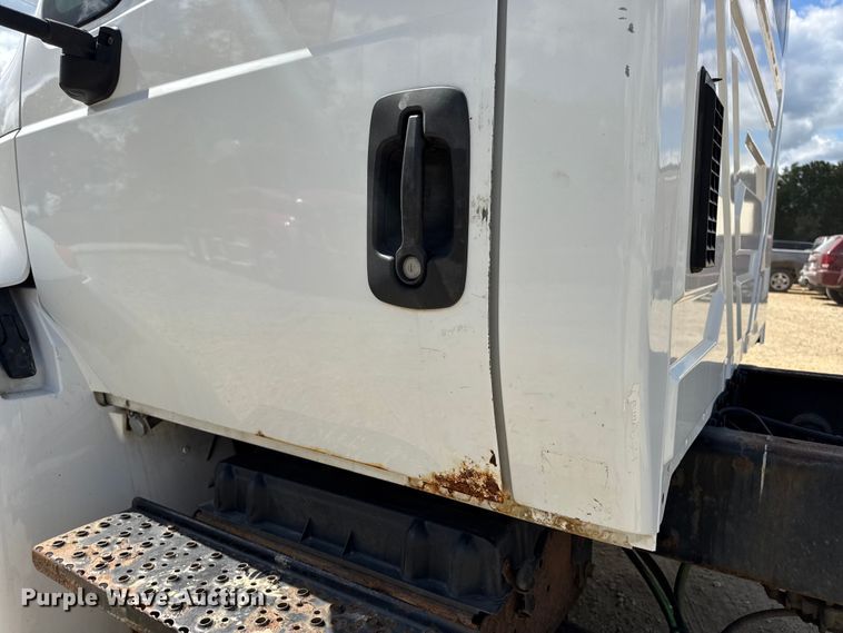 image for item DW6536 2010 International 4400 truck cab and chassis