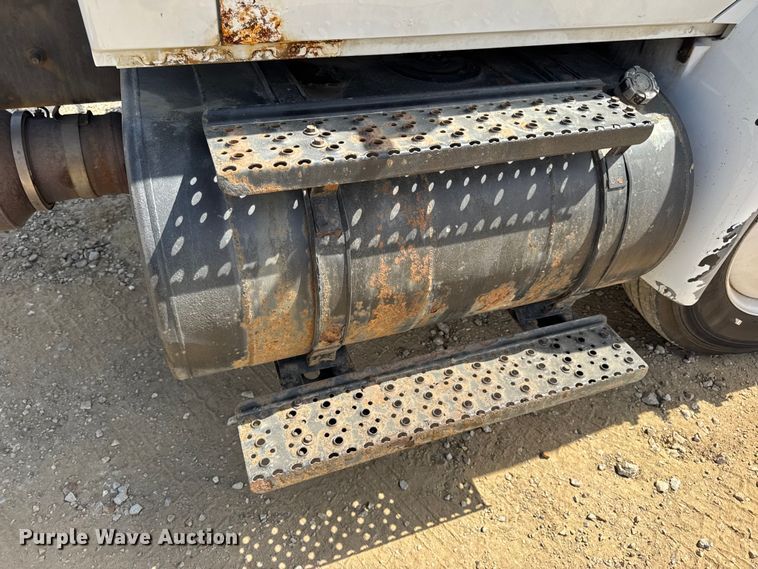 image for item DW6536 2010 International 4400 truck cab and chassis