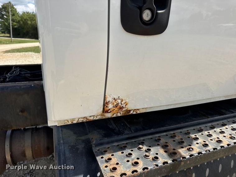 image for item DW6536 2010 International 4400 truck cab and chassis