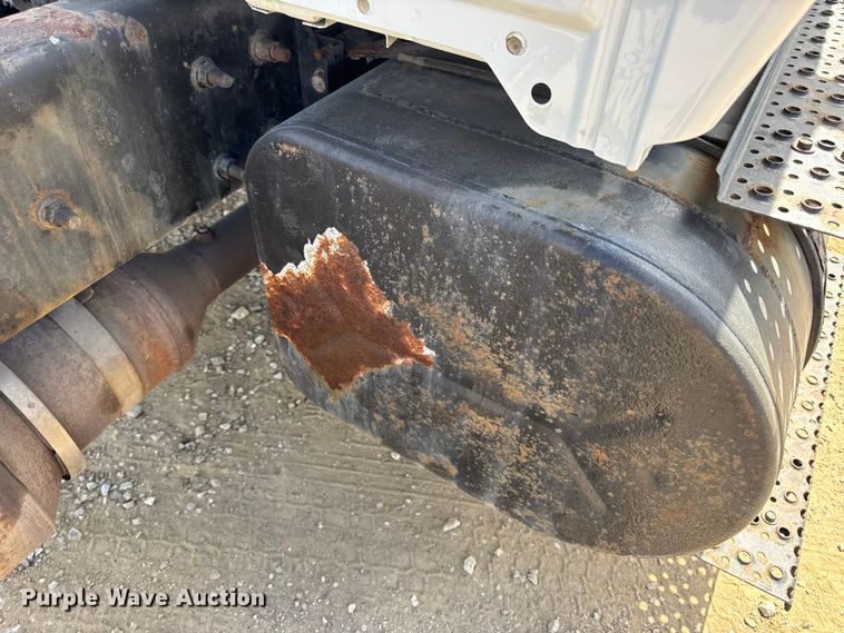 image for item DW6536 2010 International 4400 truck cab and chassis