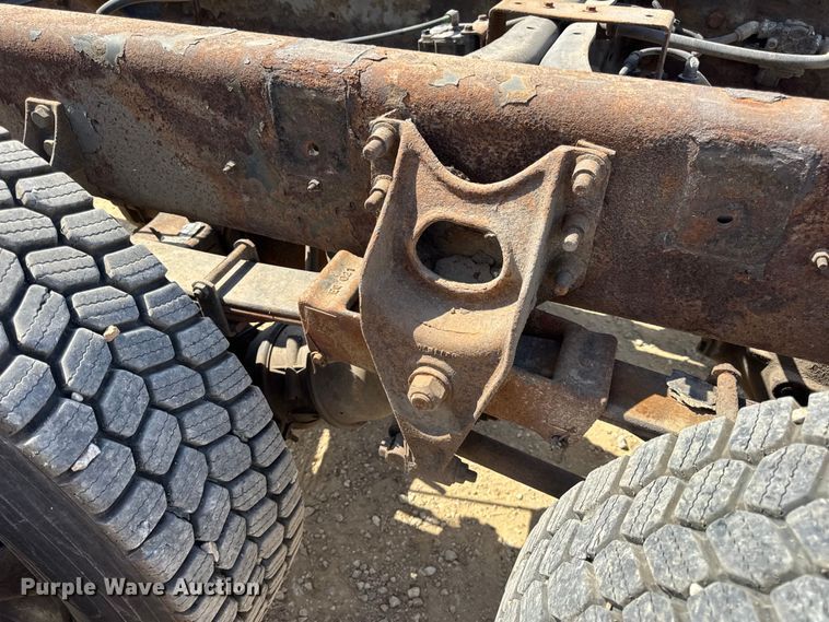 image for item DW6536 2010 International 4400 truck cab and chassis