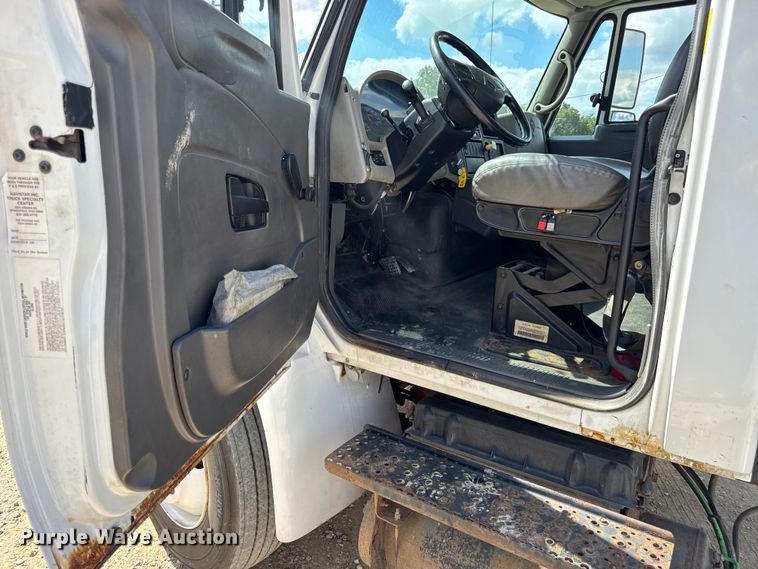 image for item DW6536 2010 International 4400 truck cab and chassis