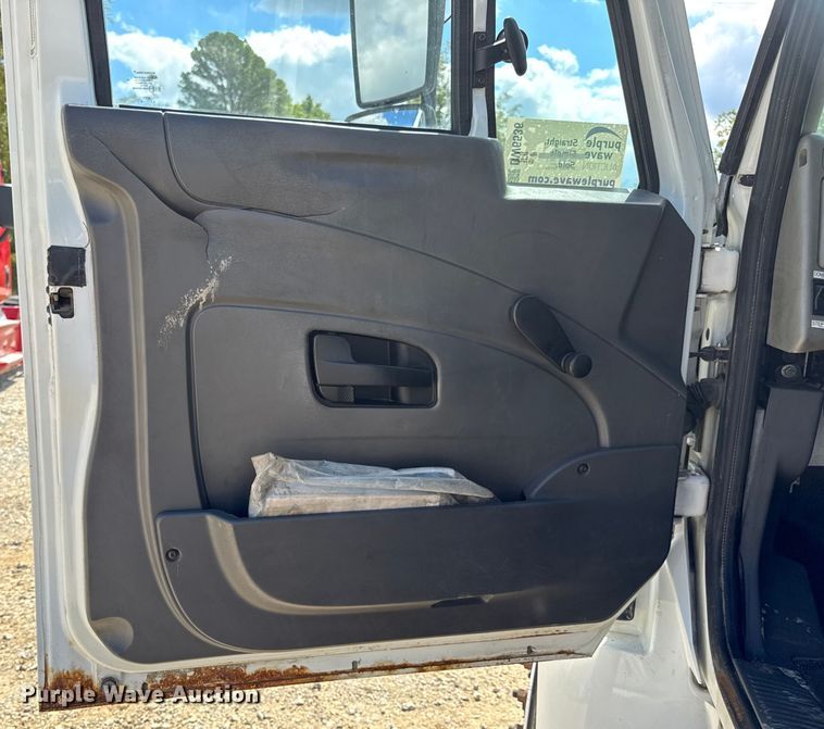 image for item DW6536 2010 International 4400 truck cab and chassis