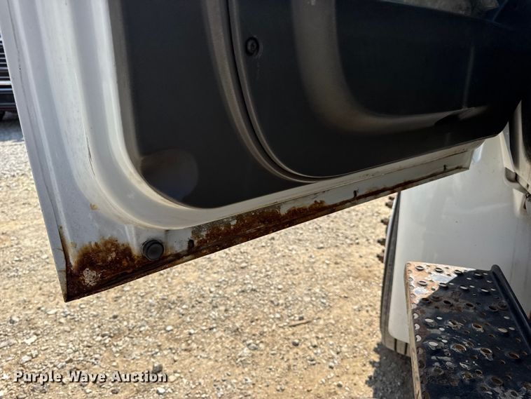 image for item DW6536 2010 International 4400 truck cab and chassis