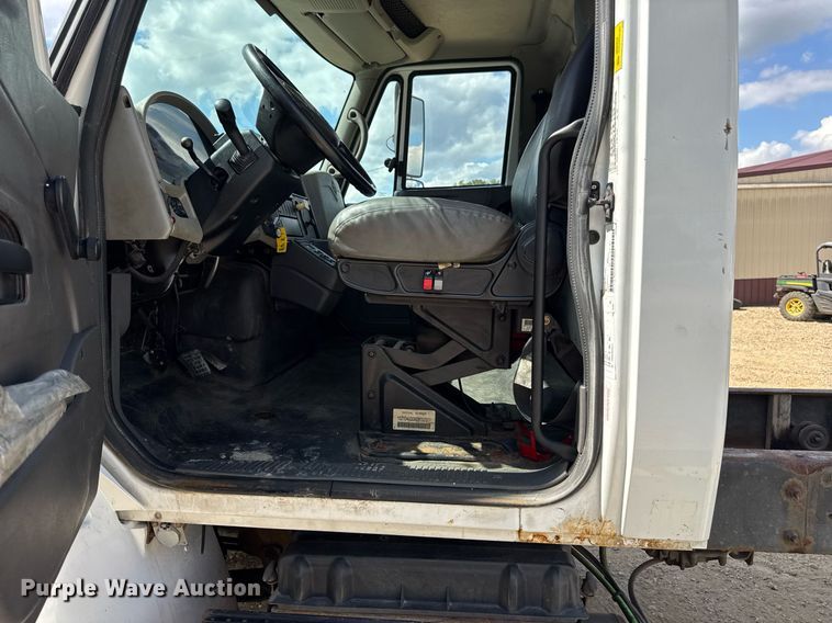 image for item DW6536 2010 International 4400 truck cab and chassis