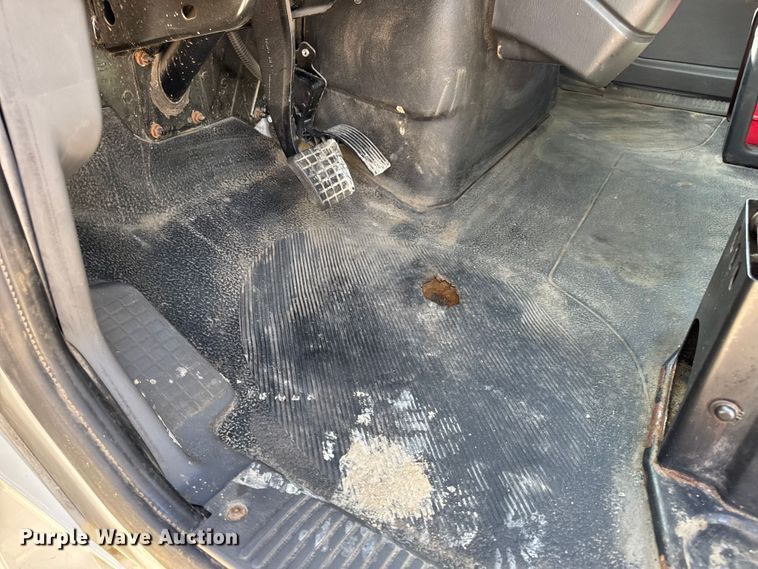 image for item DW6536 2010 International 4400 truck cab and chassis