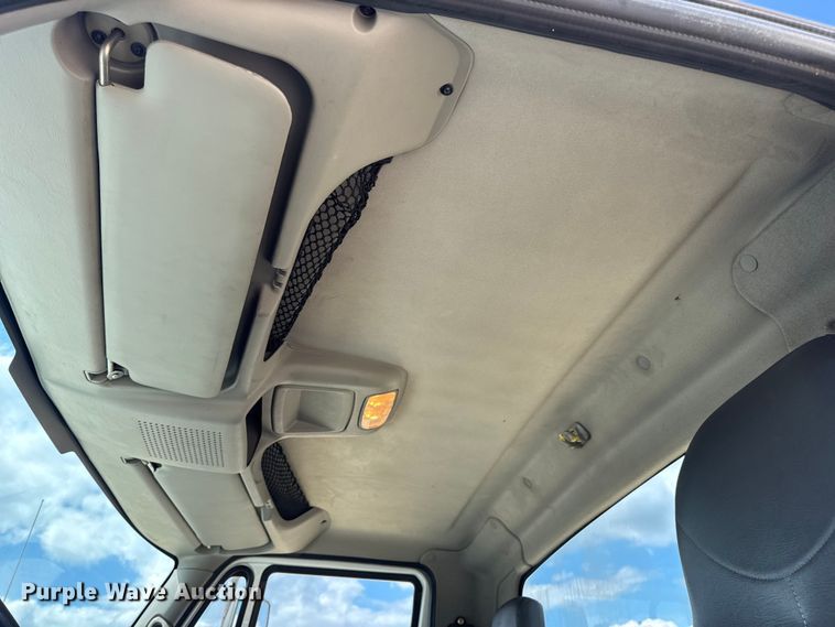 image for item DW6536 2010 International 4400 truck cab and chassis