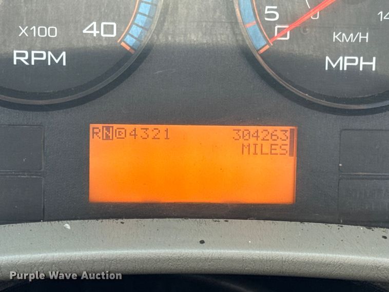 image for item DW6536 2010 International 4400 truck cab and chassis