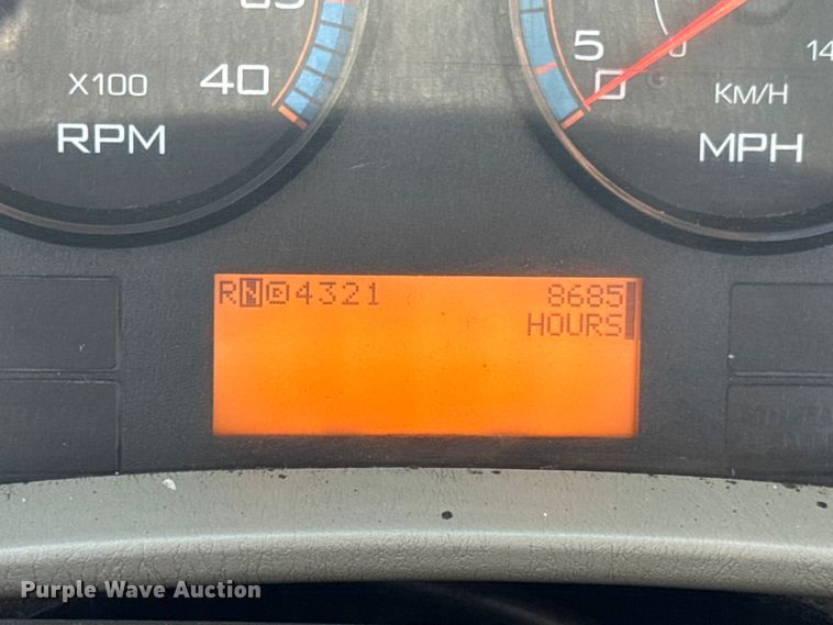 image for item DW6536 2010 International 4400 truck cab and chassis