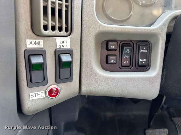 image for item DW6536 2010 International 4400 truck cab and chassis