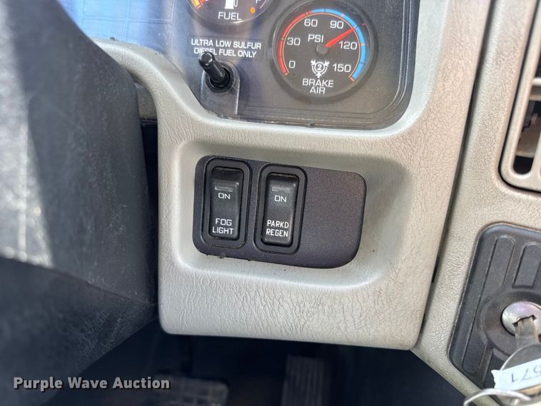 image for item DW6536 2010 International 4400 truck cab and chassis