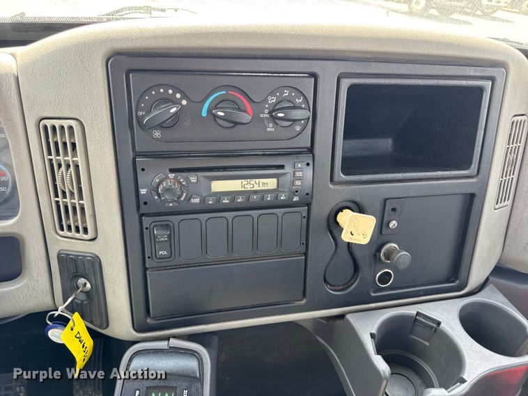 image for item DW6536 2010 International 4400 truck cab and chassis