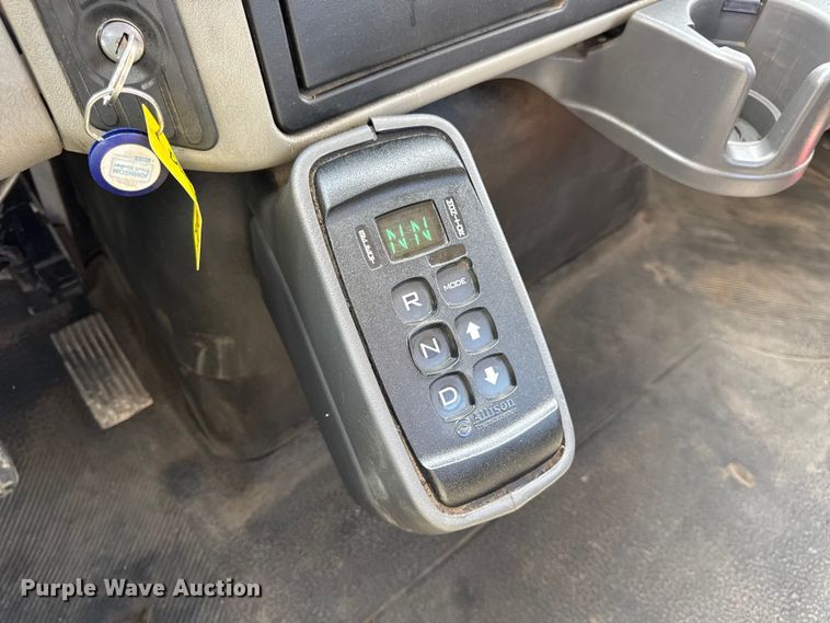 image for item DW6536 2010 International 4400 truck cab and chassis