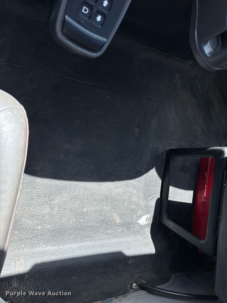 image for item DW6536 2010 International 4400 truck cab and chassis