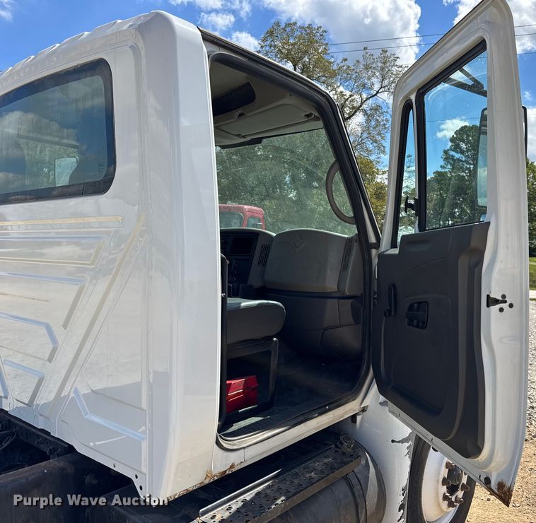 image for item DW6536 2010 International 4400 truck cab and chassis