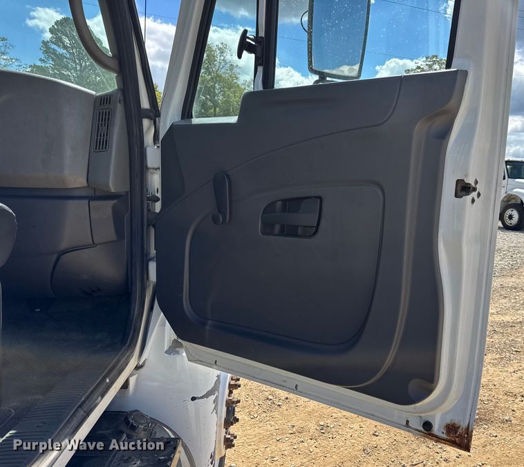 image for item DW6536 2010 International 4400 truck cab and chassis