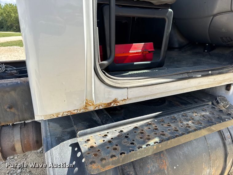 image for item DW6536 2010 International 4400 truck cab and chassis