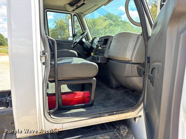 image for item DW6536 2010 International 4400 truck cab and chassis