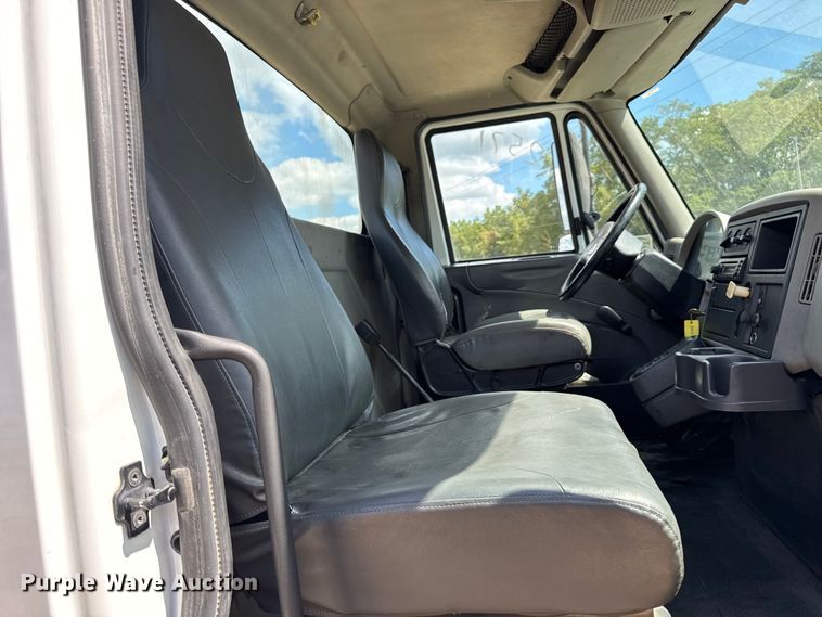 image for item DW6536 2010 International 4400 truck cab and chassis