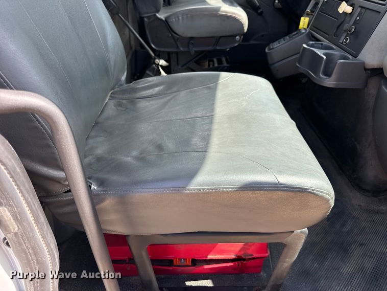 image for item DW6536 2010 International 4400 truck cab and chassis