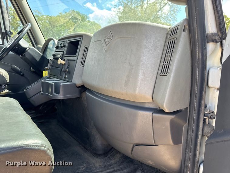 image for item DW6536 2010 International 4400 truck cab and chassis