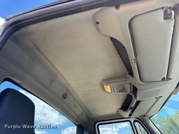 image for item DW6536 2010 International 4400 truck cab and chassis