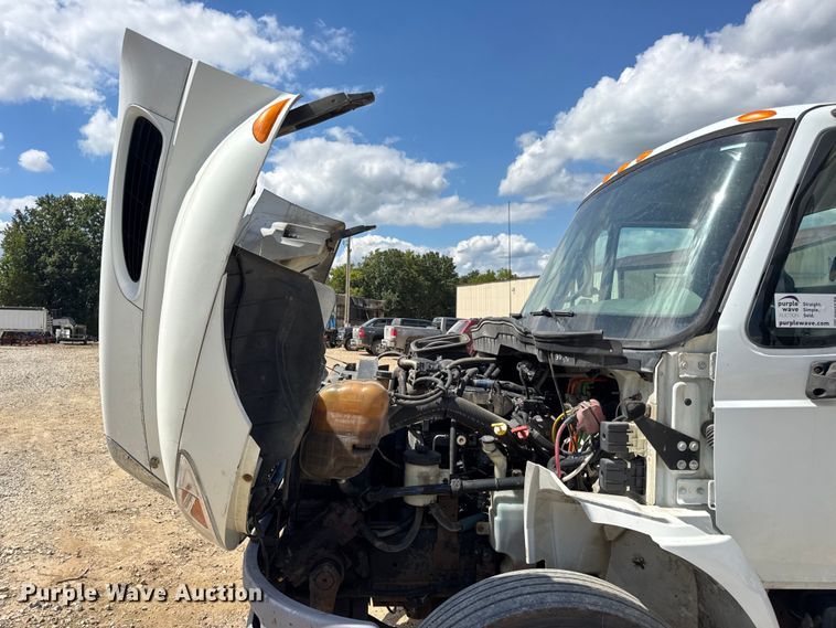 image for item DW6536 2010 International 4400 truck cab and chassis