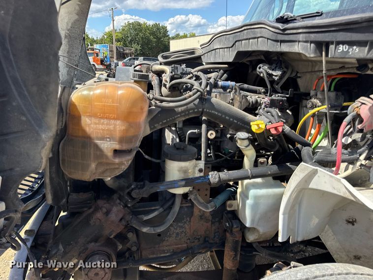 image for item DW6536 2010 International 4400 truck cab and chassis