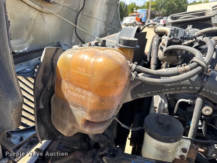 image for item DW6536 2010 International 4400 truck cab and chassis