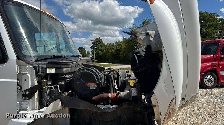 image for item DW6536 2010 International 4400 truck cab and chassis