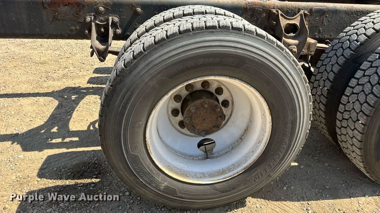 image for item DW6536 2010 International 4400 truck cab and chassis